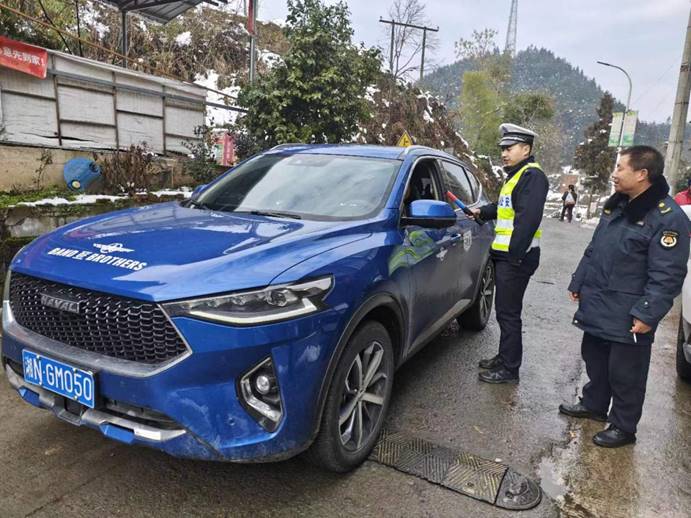 1月26日，梨溪口鄉(xiāng)綜合行政執(zhí)法隊(duì)同片區(qū)派出所開展聯(lián)合執(zhí)勤，對(duì)騎乘摩托車不佩戴安全頭盔，無牌無證、駕駛轎車不系安全帶等違法行為開展勸導(dǎo)和查處。 (4)