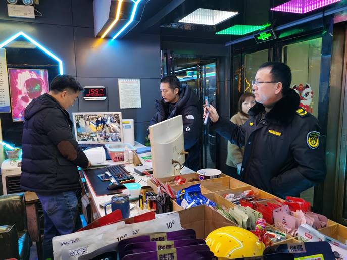 1月25日至26日，文化旅游廣電體育局副局長(zhǎng)左桂華帶隊(duì)，市場(chǎng)管理股、文化綜合執(zhí)法大隊(duì)等7人參加，對(duì)轄區(qū)內(nèi)網(wǎng)吧、KTV，電子游樂場(chǎng)所進(jìn)行安全生產(chǎn)檢查，督促經(jīng)營(yíng)場(chǎng)所加強(qiáng)消防安全自查及員工安全知識(shí)培訓(xùn)、演練。 (3)